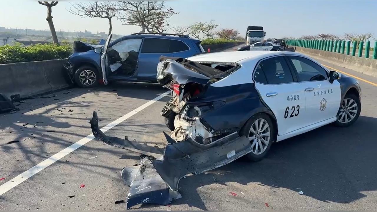 快新聞／台61嚴重車禍！貨車遭卡車撞　警到現場戒備...警車又被撞爛