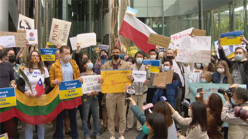 聚集莫斯科駐台辦事處　在台烏人高唱國歌抗議