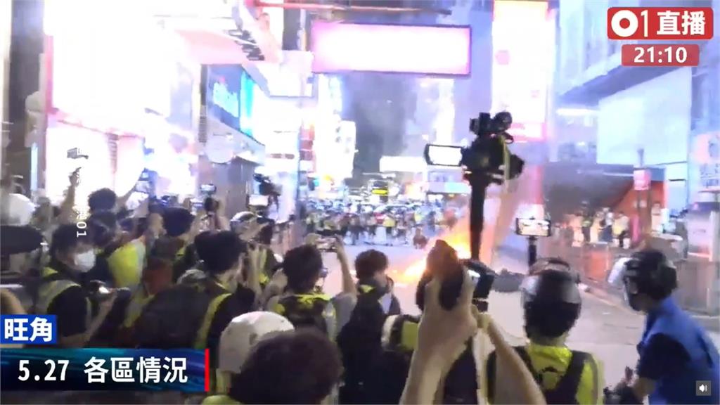 香港國歌法二讀掀抗爭！旺角街頭晚間起火、傳爆炸聲