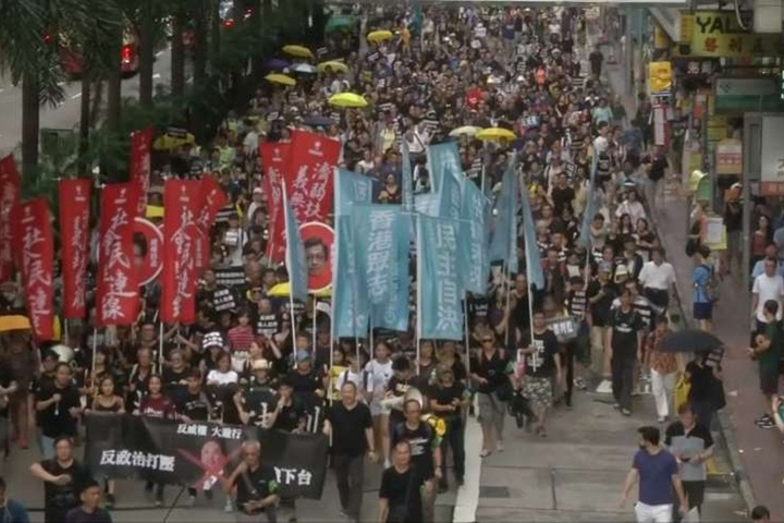 香港反威權示威 港人要求律政司長下台