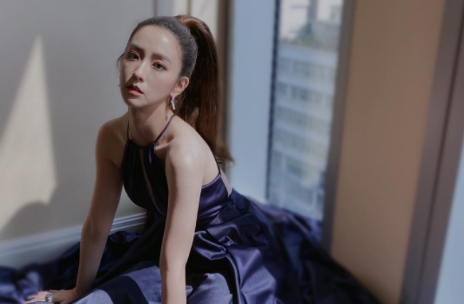 周曉涵「解放扣子」襯衫不穿好 網放大一看...秒嗨翻:暴動了!