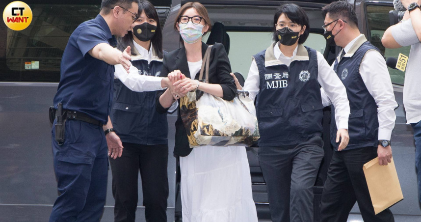 貴婦奈奈200萬交保「戴電子腳鐐」現身　不發一語險誤上媒體車