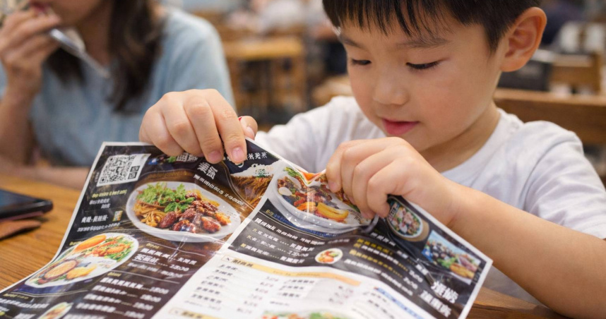 小孩摺損菜單「被索賠480元」　業者遭炎上出面說明：20張成本9600元