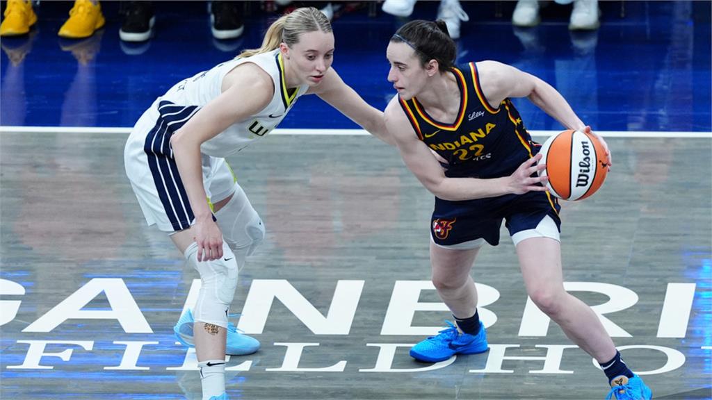 WNBA(影)/最強狀元互尬!狂熱克拉克「狂送13助攻」完爆飛翼布克斯創多項紀錄