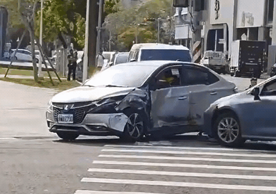 快新聞／什麼「撞」況？提醒「右轉沒打燈」竟遭猛撞　高雄街頭化身現實版GTA