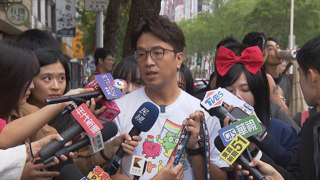 快新聞／彩虹撲馬不停蹄！沈伯洋辯論後直奔同志遊行　還送小水滴「限定版小物」