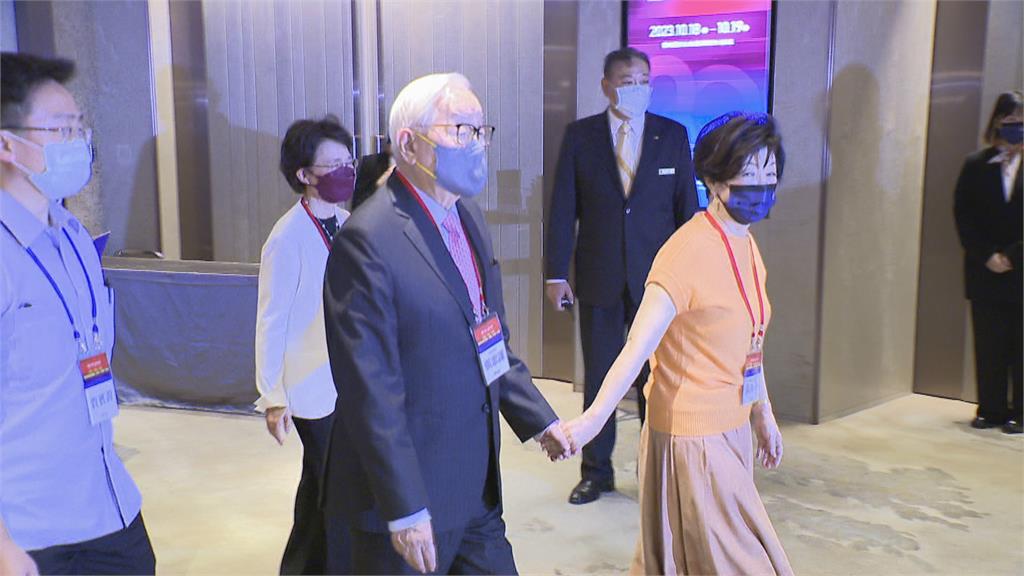 張淑芬獲公益服務獎　張忠謀陪同出席　賴清德大讚感情好