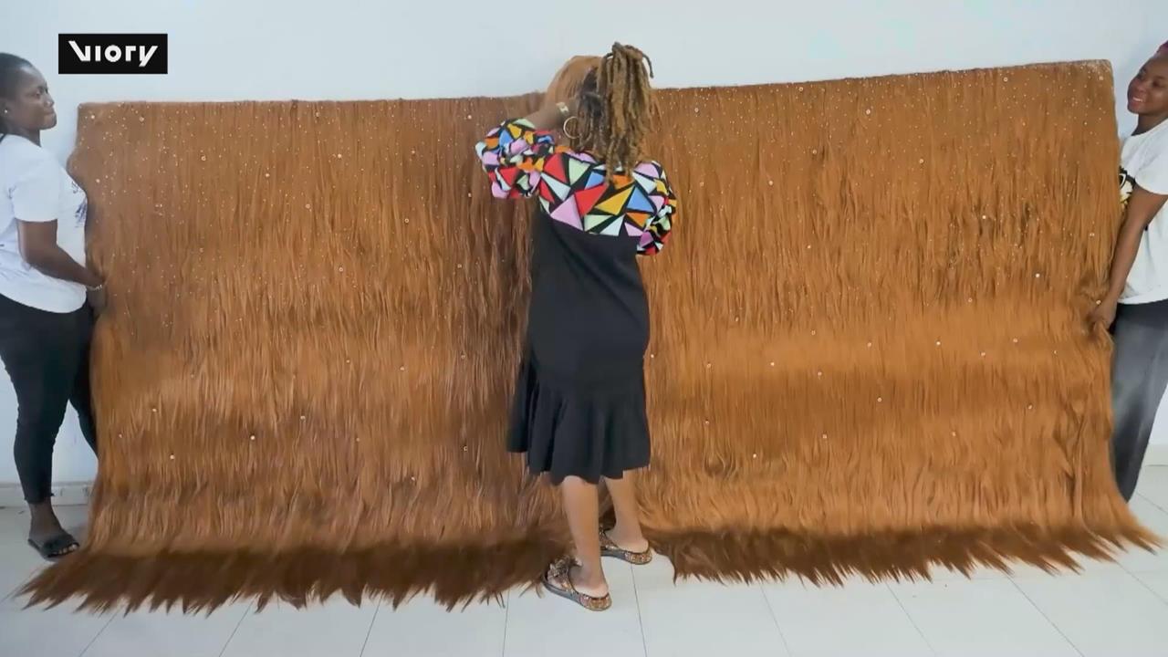 超高！奈及利亞女子打造三層樓高假髮　打破金氏世界紀錄