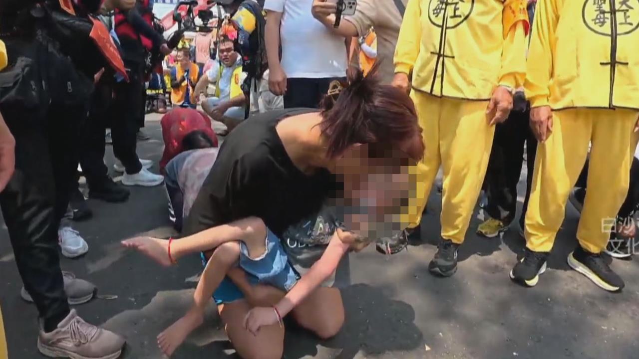 母抱重病兒跪地哭喊 白沙屯媽祖「1暖舉」惹哭全場