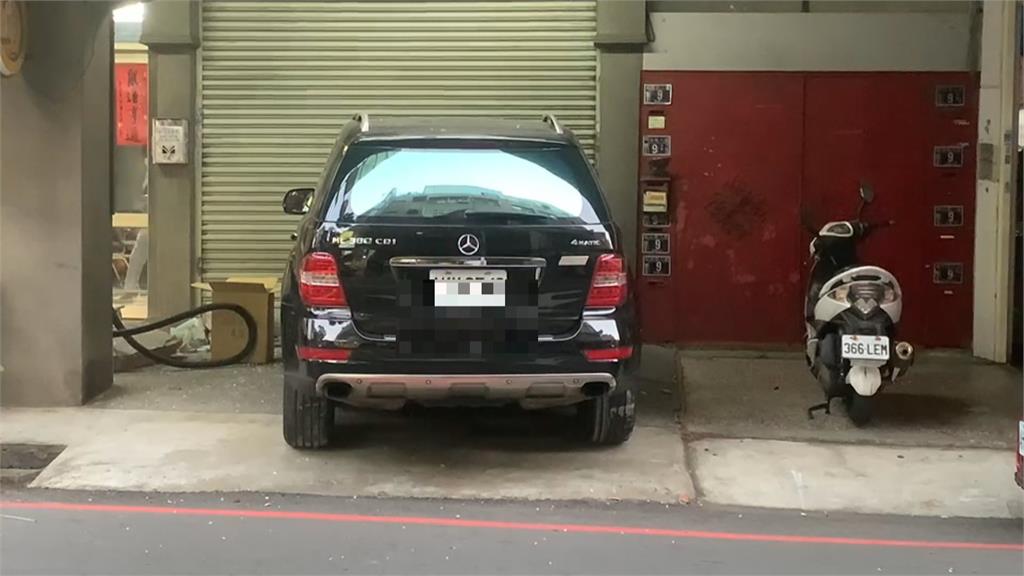 女駕雙B轎車撞入自家門 女兒牆磚頭散滿地
