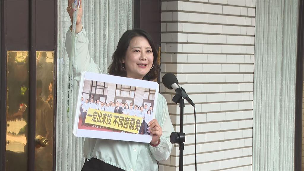 快新聞／韓國瑜合體藍委舉反罷布條　吳思瑤狠酸：拍畢業照？