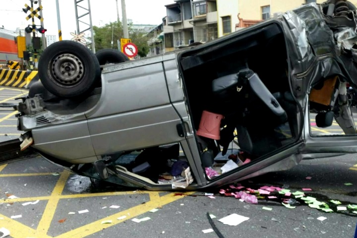 自強號撞廂型車車尾 駕駛頭部撕裂傷