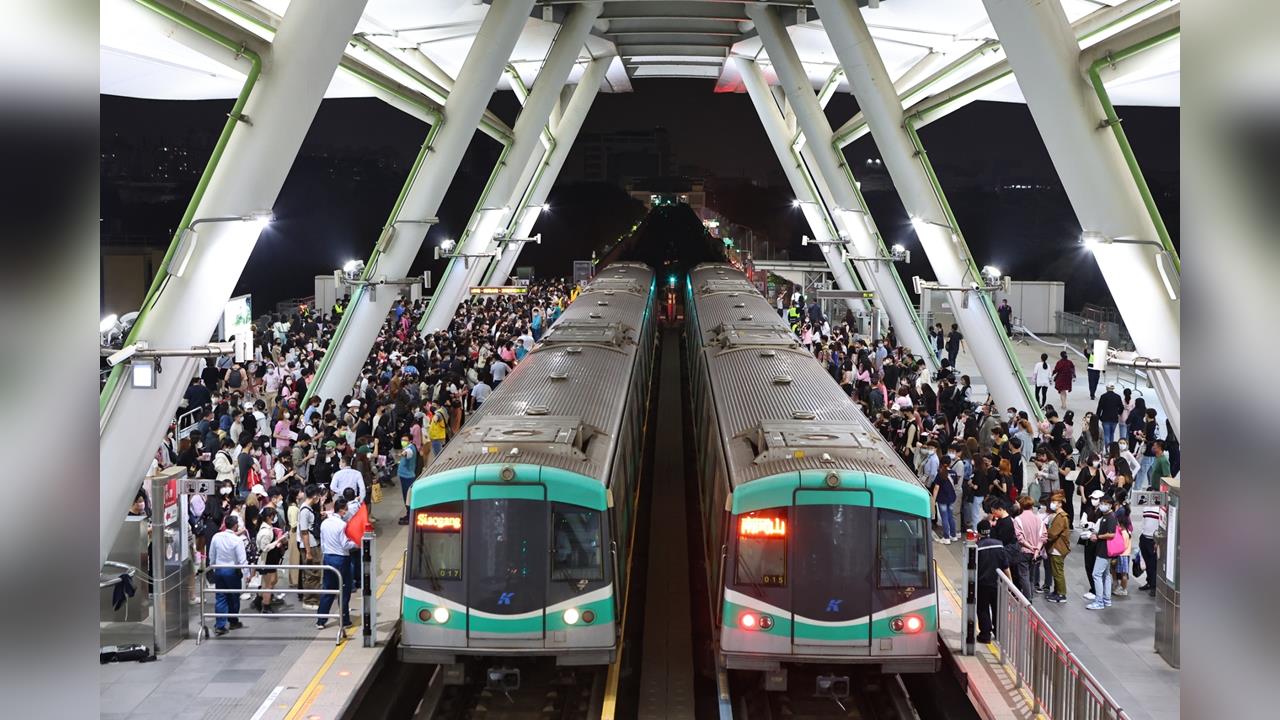 快新聞/高雄演唱會經濟太狂!捷運單日湧「這人次」創新高 運量超越跨年