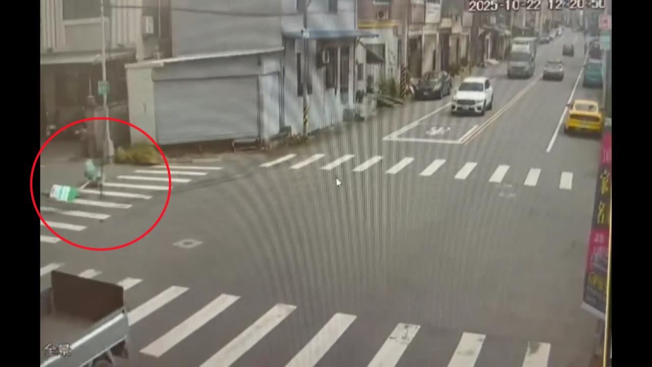 有夠大的風!　苗栗苑裡號誌燈桿遭攔腰吹斷