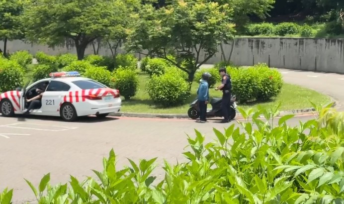 不熟路況？82歲騎士騎上國道　幸警方及時攔截避免車禍事故