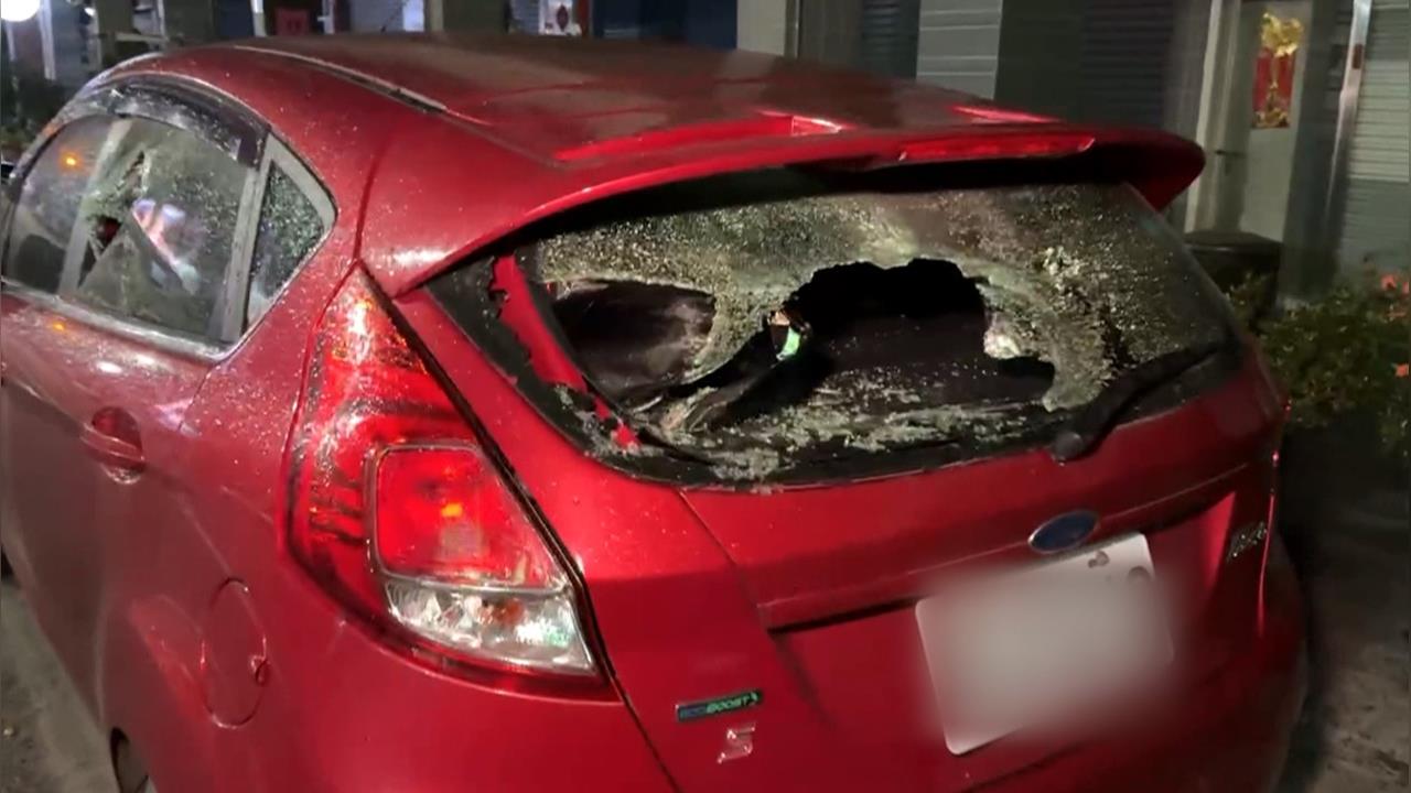 高雄屋主不滿家門口被停車　怒砸車！持鐵撬、螺絲起子追打車主
