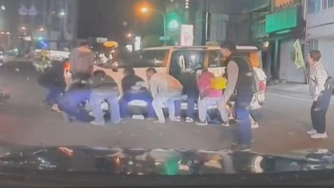 疑未保持安全距離? 騎士自摔滑入迴轉車下方受困