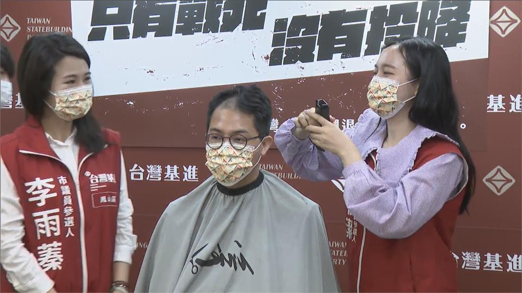 首例！　台南市議員參選人抽中教召　剃髮展決心