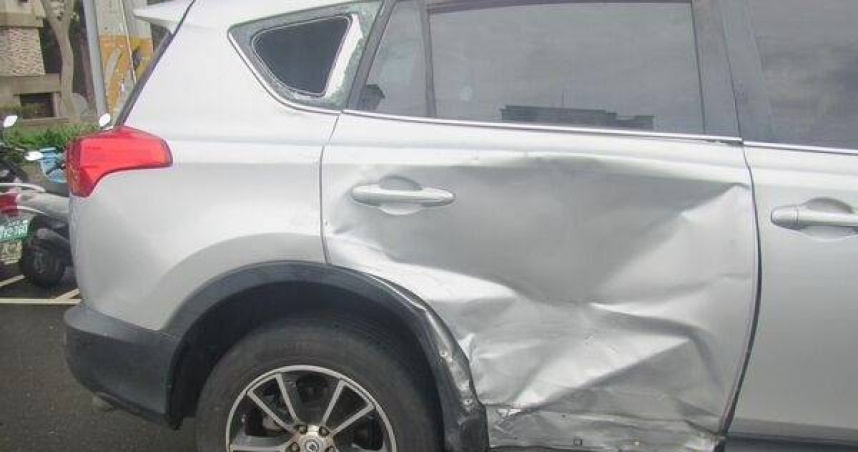 沙鹿驚魂!休旅車違規左轉猛撞機車 騎士頭破腿斷險喪命