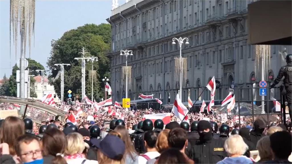 白俄總統生日十萬人示威 當局出動坦克威嚇