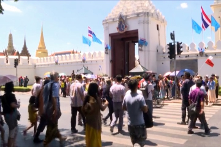 搶辦免費泰國簽證 辦事處排百公尺人龍