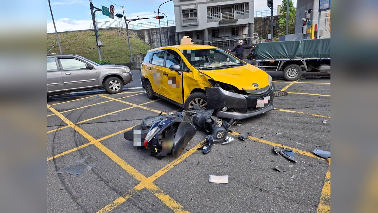 快新聞/三重機車闖紅燈釀禍!猛撞計程車「車頭全毀」 騎士送醫不治