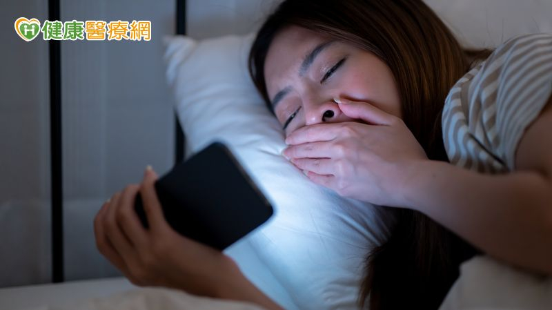 青少年8成睡眠不足!醫點名最大兇手:手機和遊戲 這樣做救回