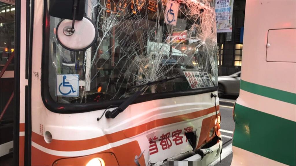 忠孝東路兩台公車相撞 3人受傷2送醫