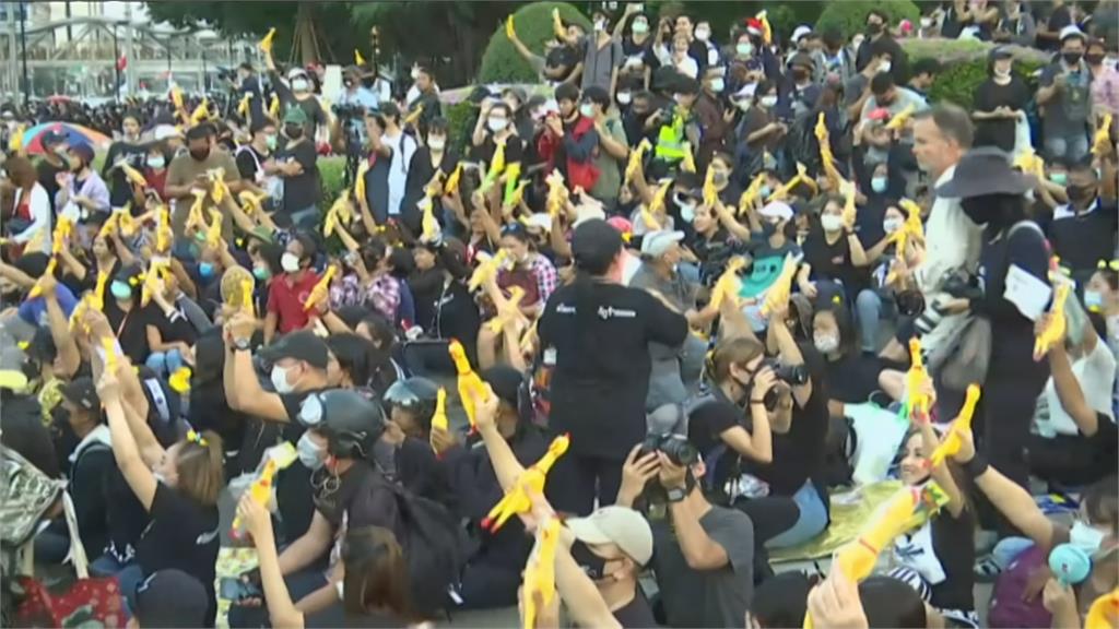 泰警祭「冒犯君主罪」 12名示威領袖面臨傳喚