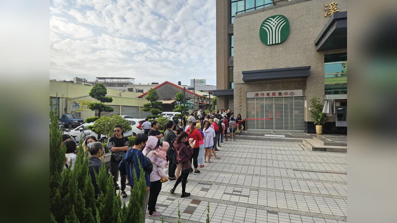快新聞／溪湖農會現貪食蛇排隊人潮　鄉親瘋搶「葡萄乖乖」