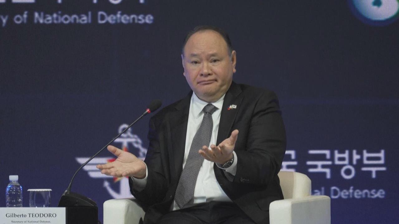 菲國防長首爾演說遭中斷　突收中國傳小紙條重申南海主權