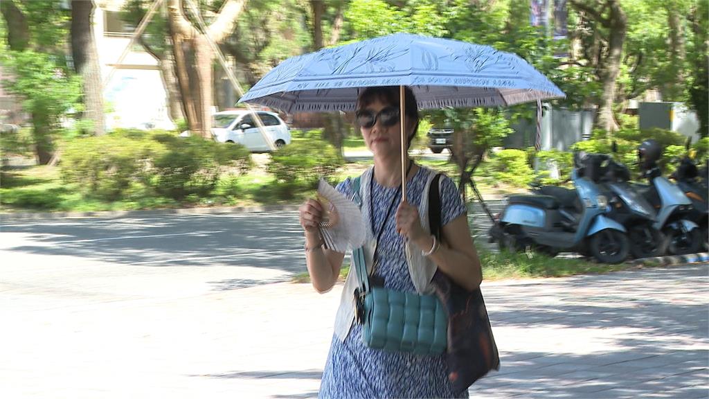 雙颱生成?菲國東方熱帶擾動98W 恐成第三號颱「路徑可能撲台」