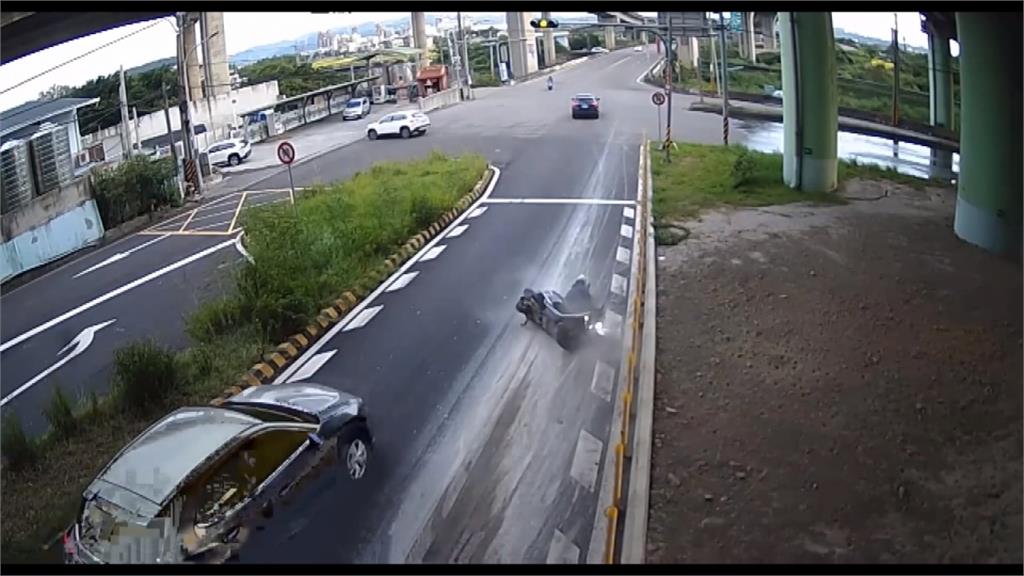 苗栗三義砂石曳引車 沿路滲漏害2機車慘摔