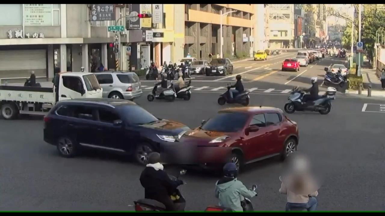 尖峰時刻！高雄一轎車左轉未禮讓　遭對向直行車猛烈撞擊2車全毀