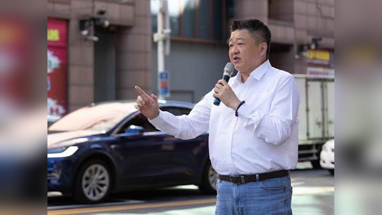 何博文台南救災「全身泥站水溝」掀議論！新北議員曝真相：沒變過