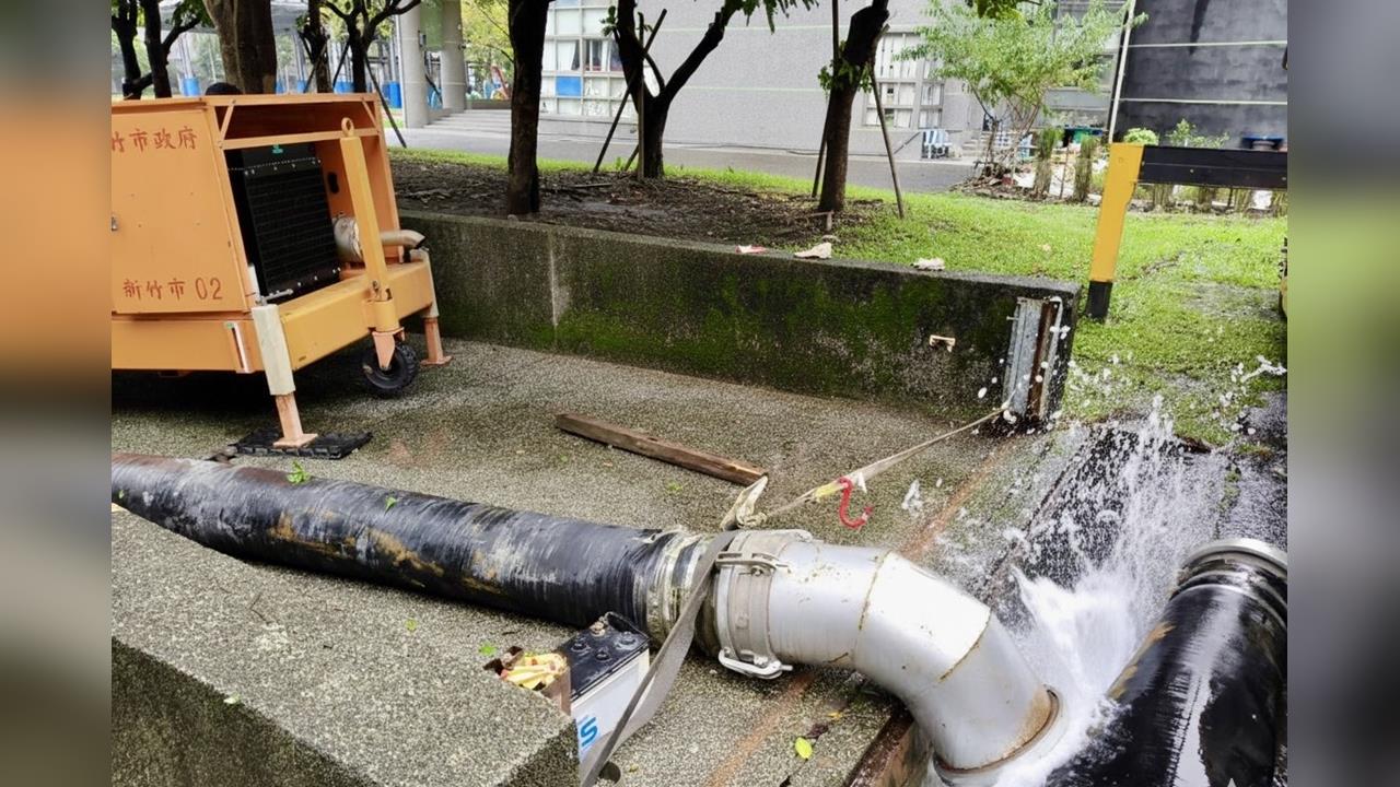 快新聞/宜蘭豪雨成災 竹市急派大型抽水機具馳援羅東