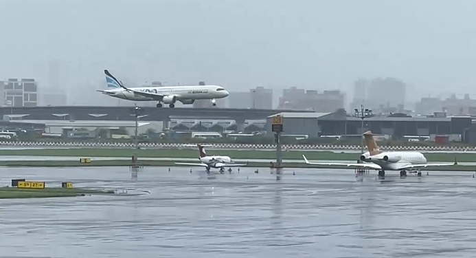 快新聞／高雄午後風雨轉強　釜山航空班機S型徘徊「先降桃機加油再返回高雄」