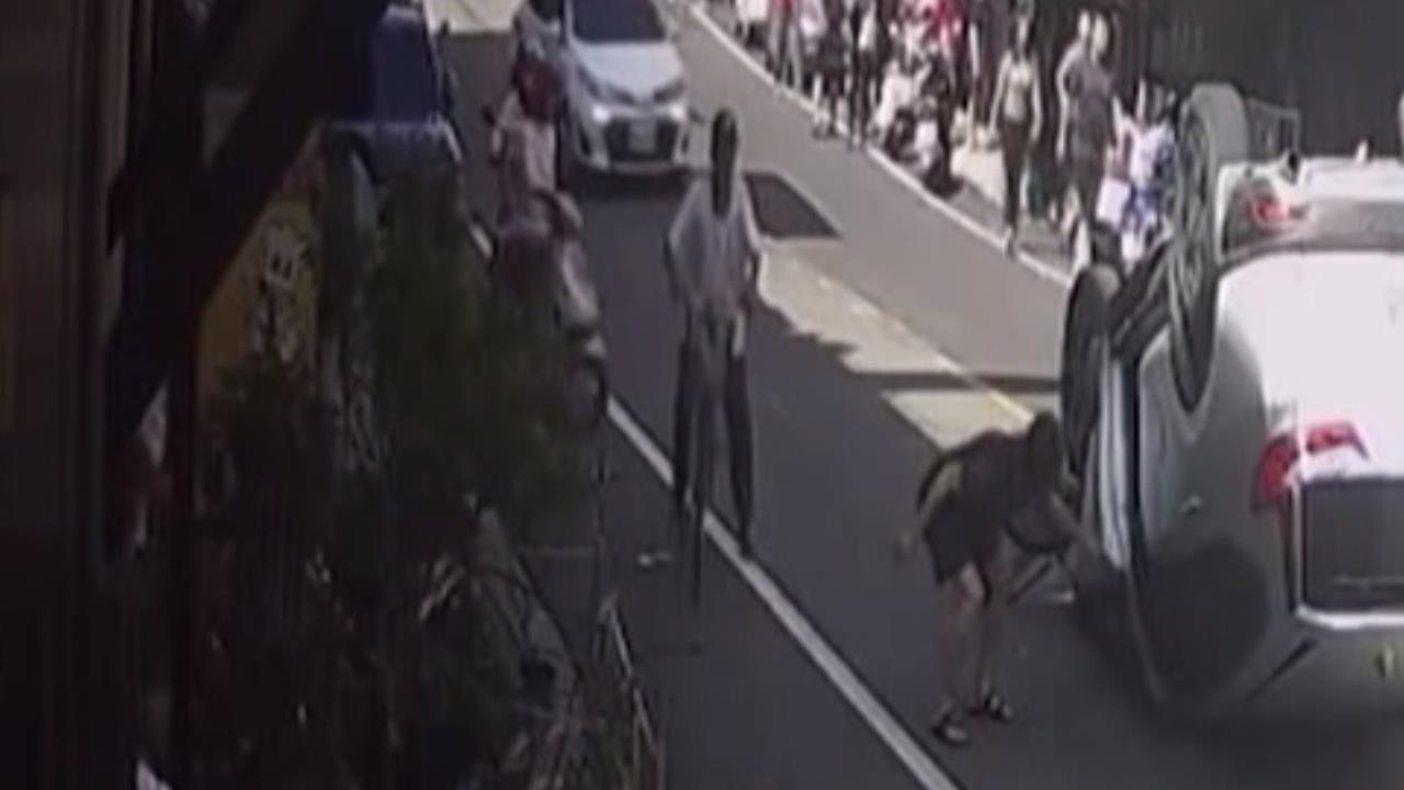 彰化76歲駕駛恍神撞車「烏龜翻」　挨撞違停車吃罰單