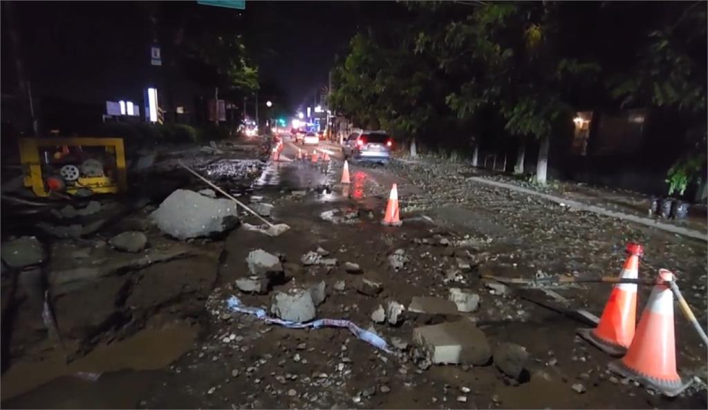 彰化自來水管線爆裂大水外擴　水壓衝破柏油路面宛如災難片