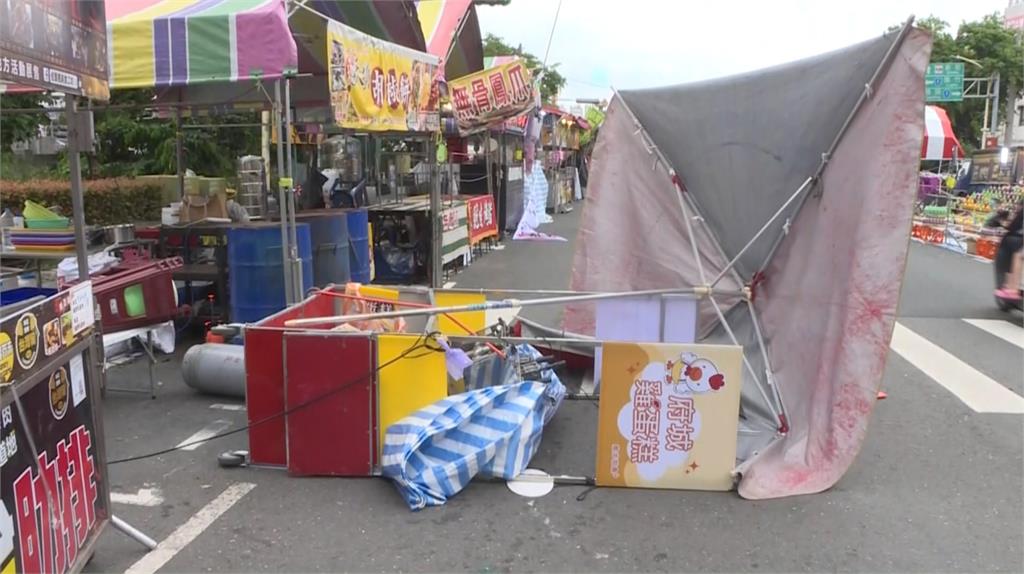 強風豪雨襲高雄　廟會棚架吹翻、鷹架垂掛高壓電線