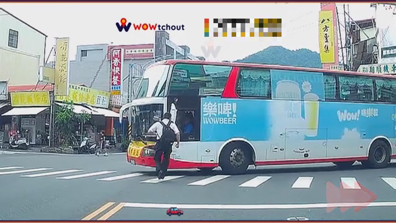 高雄公車駕駛轉彎未停讓　行人險遭撞幸及時跳開