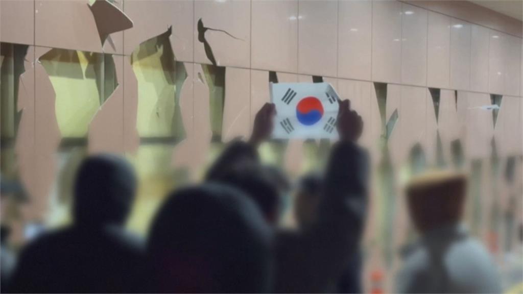 南韓總統尹錫悅裁定羈押　支持者不滿破窗闖法院　80多人被逮