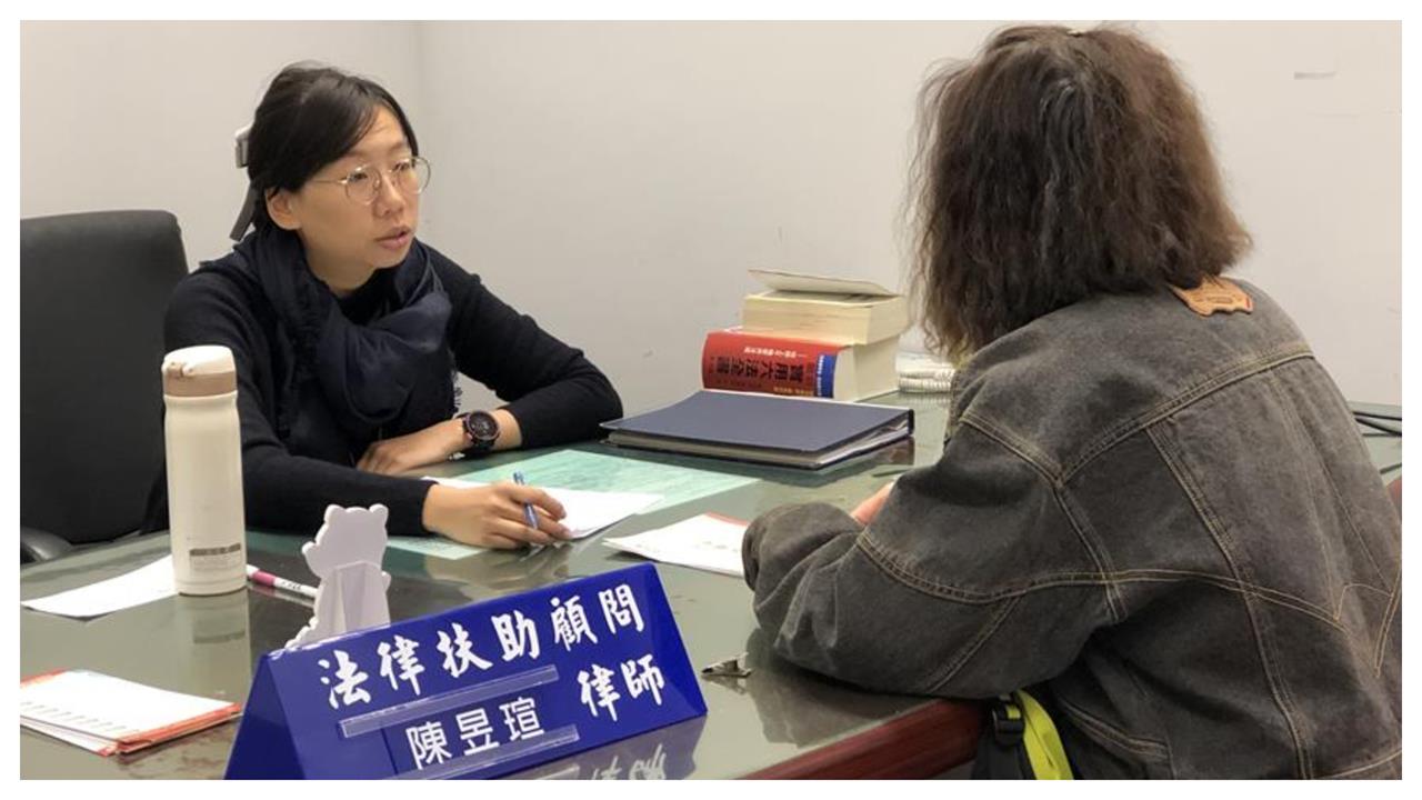 女律師詐慈濟逾10億「家中擺滿黃金」！同業挖「事後仍做1事」網嚇喊：水很深