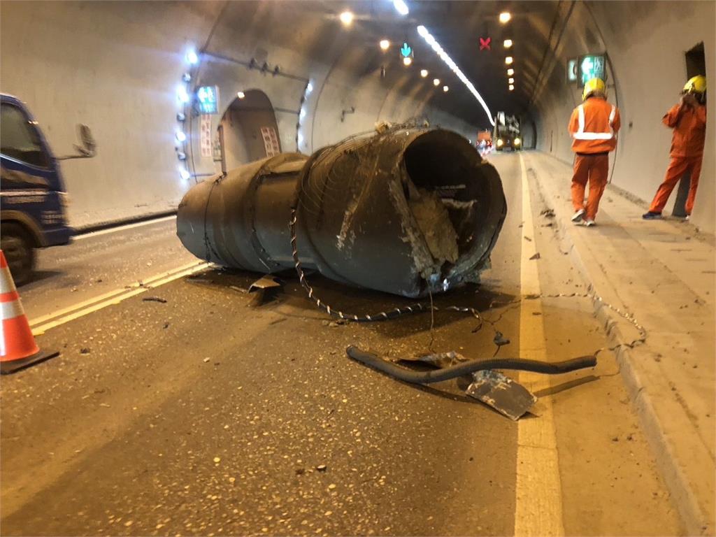 快新聞／傻眼！大貨車「廢金屬堆太高」撞斷觀音隧道內通風管　現場畫面曝光