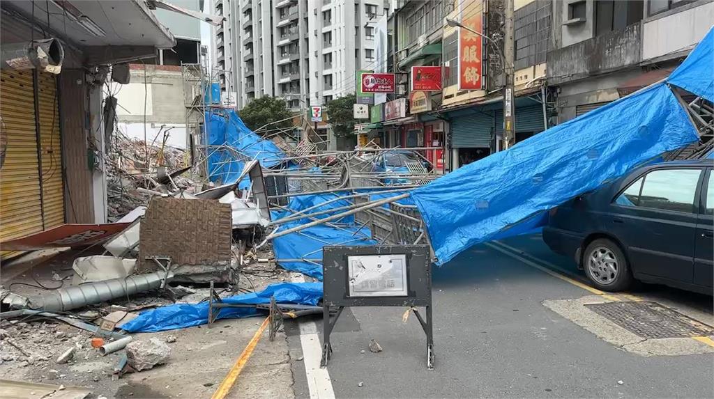 快新聞／疑不堪強風吹襲 　新竹工地「天降鷹架」砸毀3車