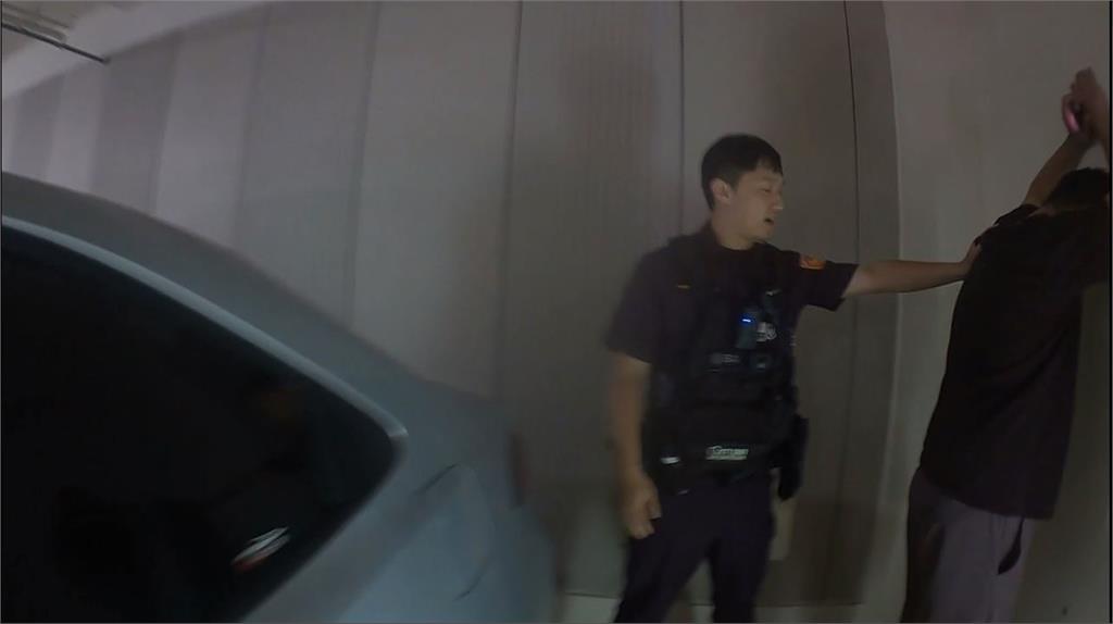 【有片】桃園男子攜毒拒檢逃 警追捕與外送員擦撞雙雙掛彩