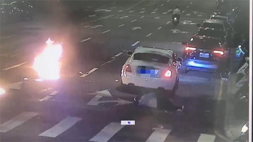 警界高官兒疑違規左轉遭撞 人車噴飛當場起火