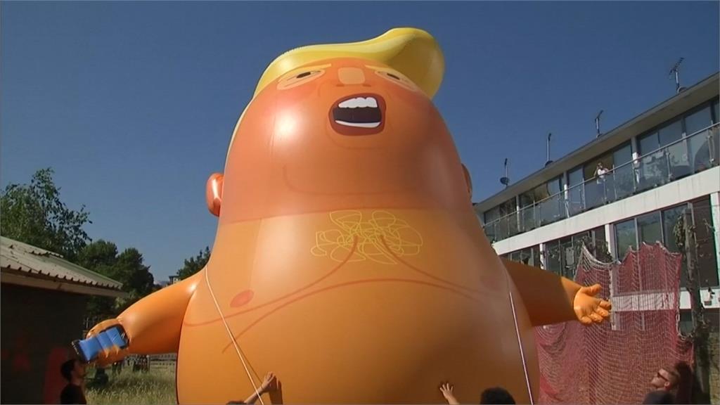 英國民眾迎川普訂製嘲諷氣球 國會前施放
