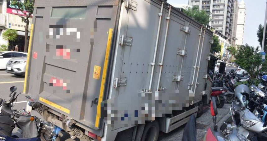 慟!高雄警外出抓車手撞違停貨車殉職 「一生奉獻警職」同仁超不捨