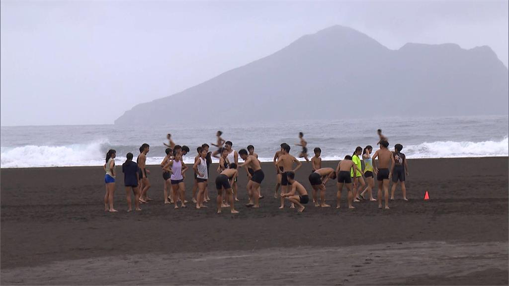 趁風雨來臨前苦練！　田徑隊移訓外澳沙灘遇颱風